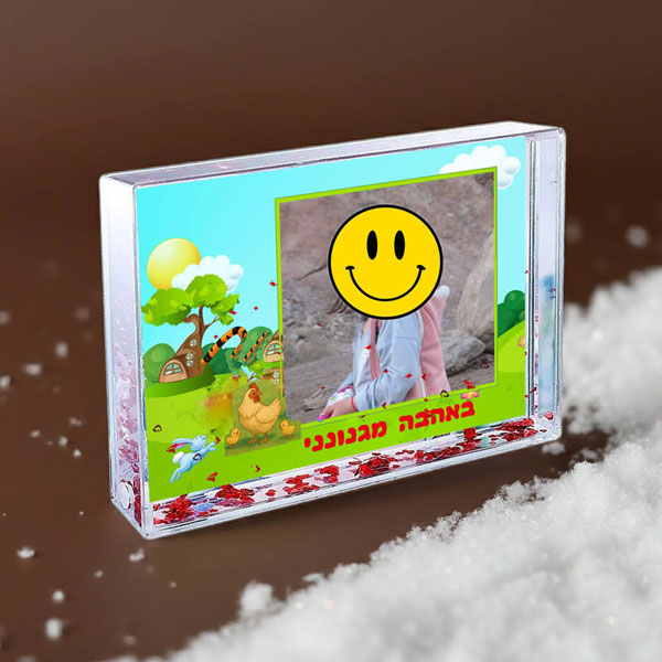 תמונה מושלגת - מעמד מהמם לתמונה בתוך מסגרת מאקריל שקוף עם "פתיתי שלג" ולבבות אדומים